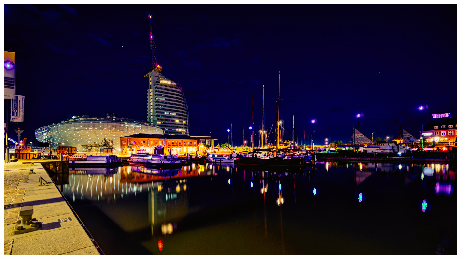 in der dunklen  Nacht am Neuen Hafen