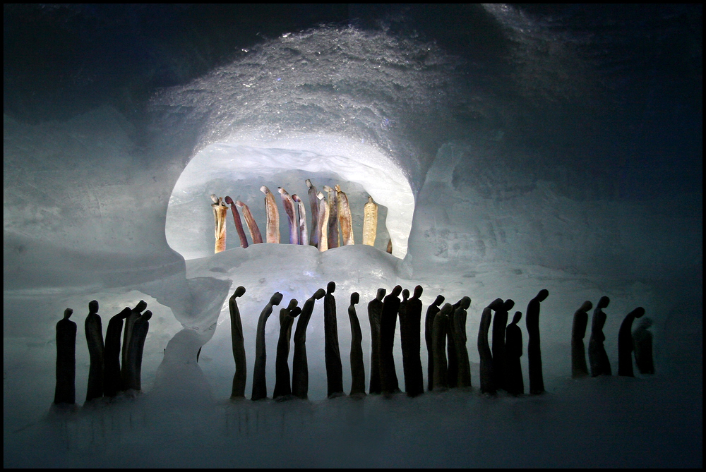 IN DER EISHÖHLE - SAAS - FEE / CH  