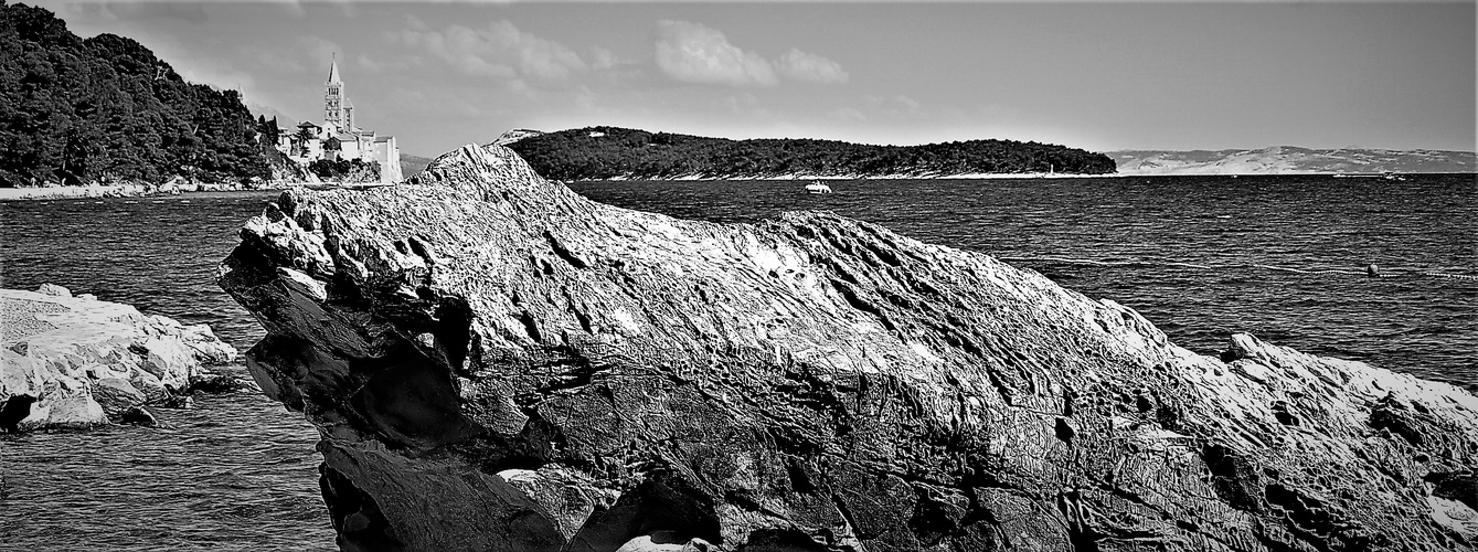 In der Eufemija Bucht - Blick auf Rab mit Fels