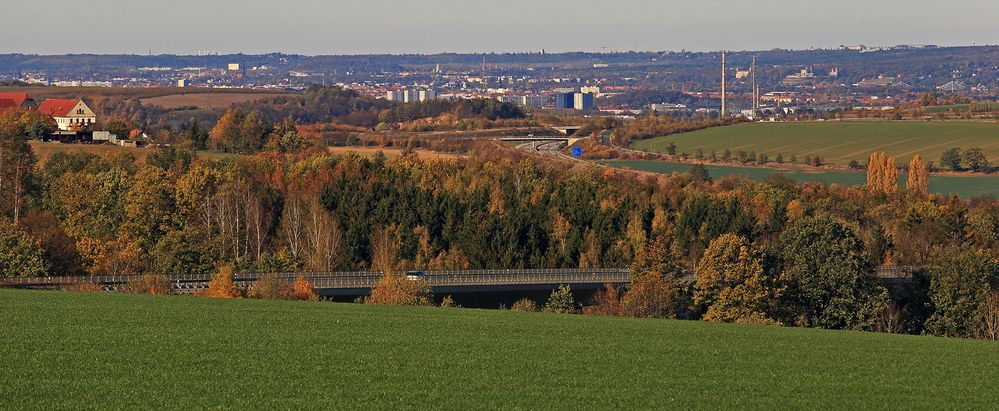 In der Ferne der Dresdner Osten mit den Elbeschlössern...