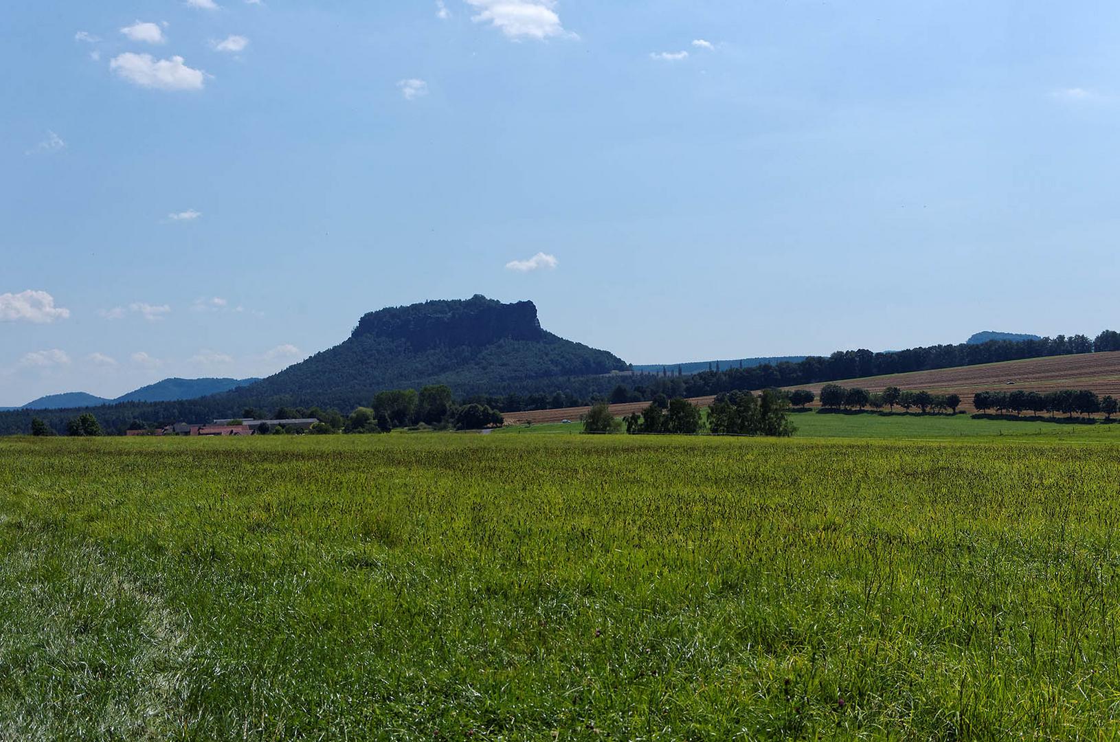 In der Ferne der Lilienstein