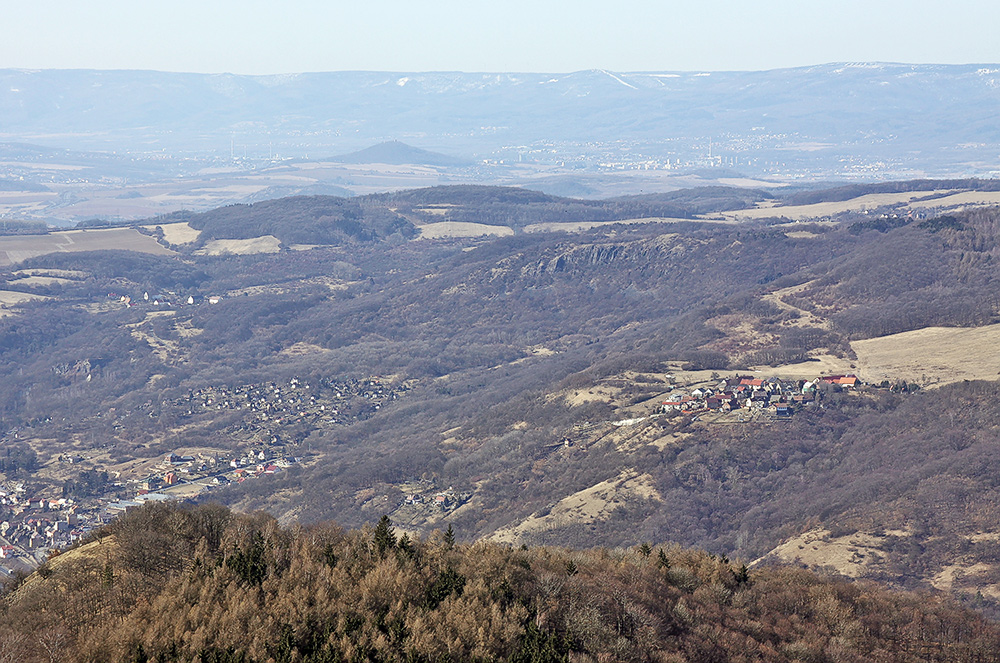 In der Ferne Teplitze und der Osterzgebirgskamm vom Varhost