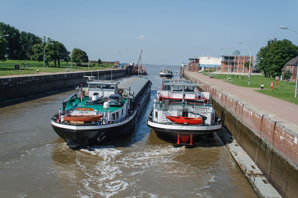 In der "Großen Seeschleuse" Emden