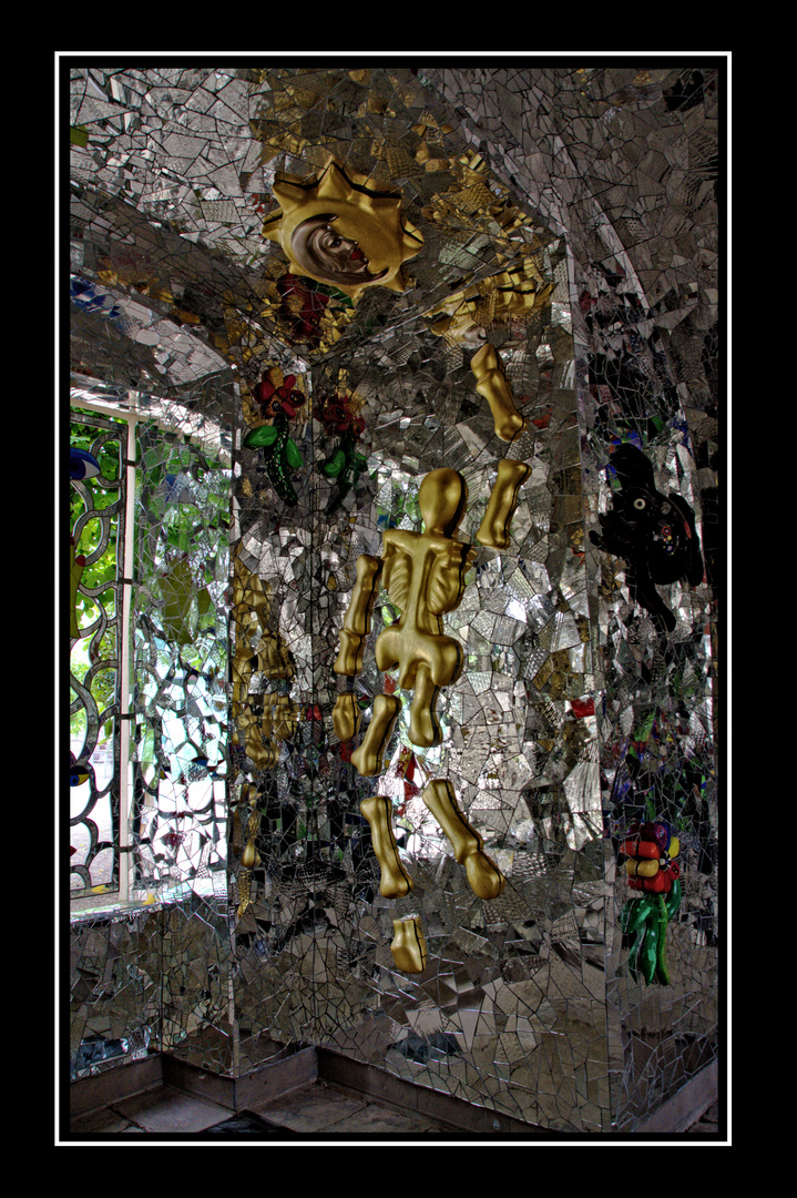 In der Grotte von Niki de Saint Phalle in den Herrenhäuser Gärten in Hannover