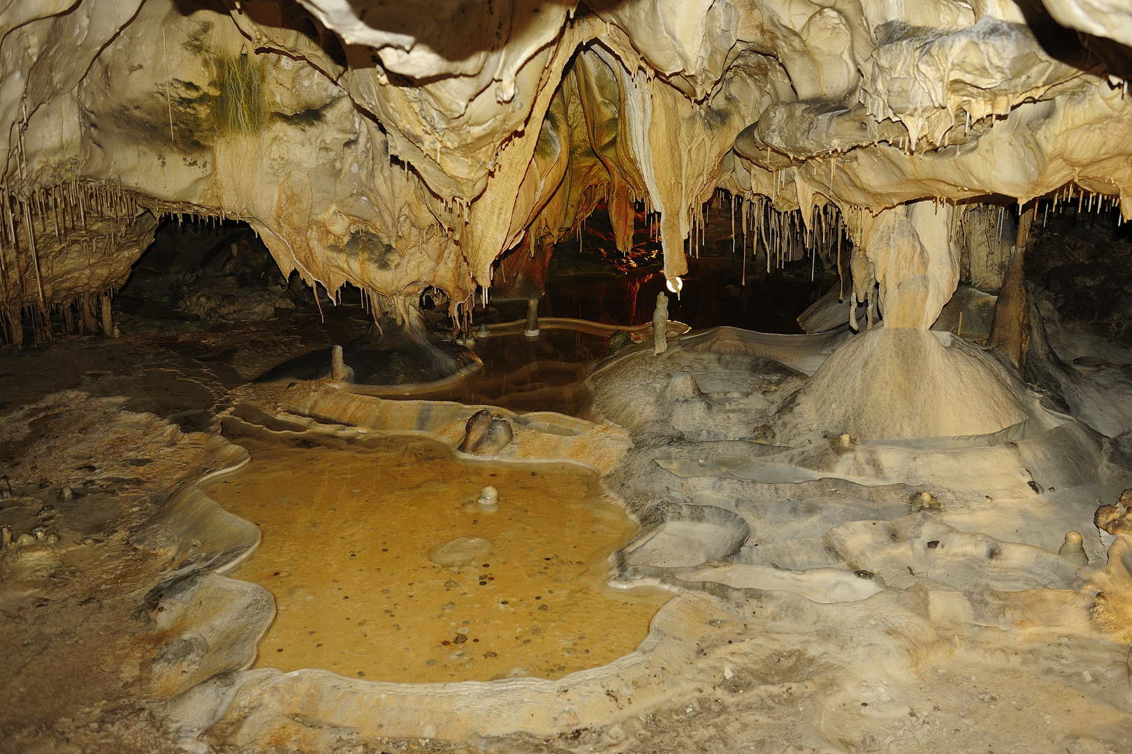 In der Grotte von Thouzon, Provence