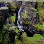 In der grünen Felsenschlucht Fjaðrárgljúfur