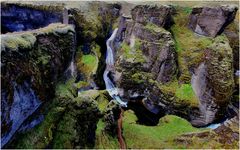 In der grünen Felsenschlucht Fjaðrárgljúfur