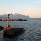 In der Hafeneinfahrt von Svolvaer (Hauptstadt der Lofoten) ...