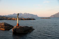 In der Hafeneinfahrt von Svolvaer (Hauptstadt der Lofoten) ...