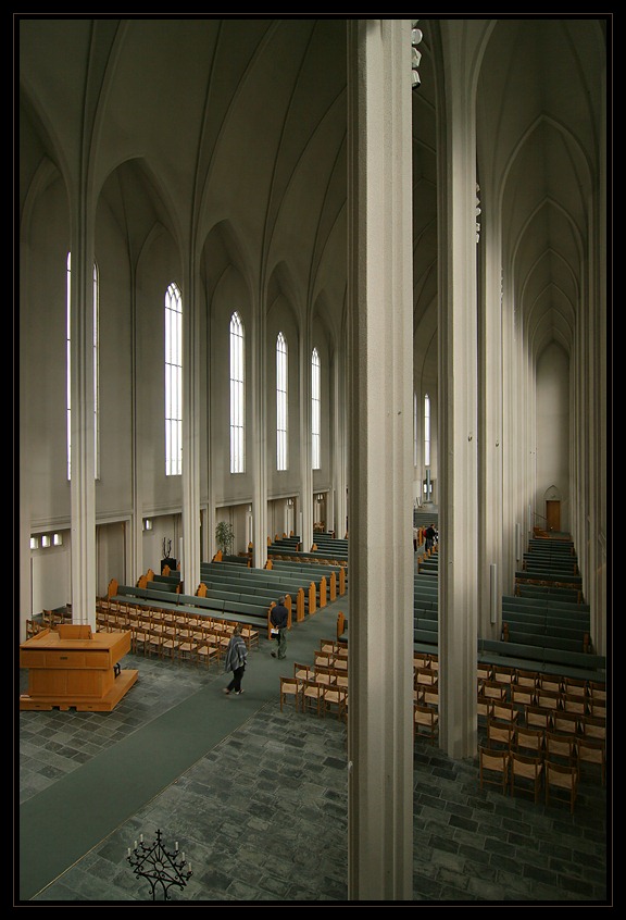 In der Hallgrimskirche - I