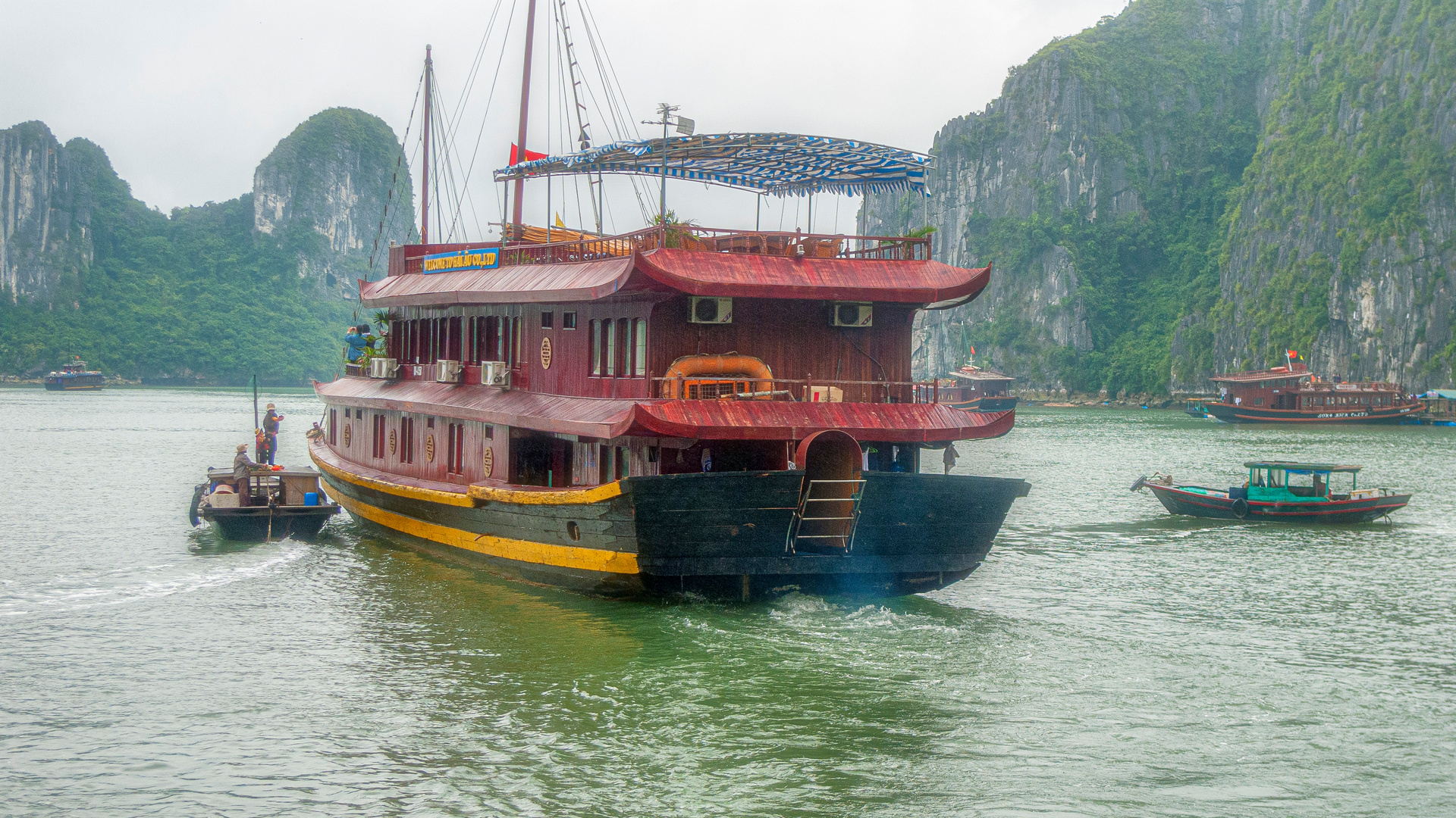 In der Halong-Bucht