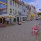 in der Hauptstraße in Meiningen: freie Plätze laden zum Kaffee-Trinken ein