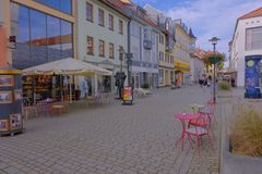 in der Hauptstraße in Meiningen: freie Plätze laden zum Kaffee-Trinken ein