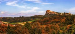 In der herbstlich Südoststeiermark mit Blick auf die Riegersburg