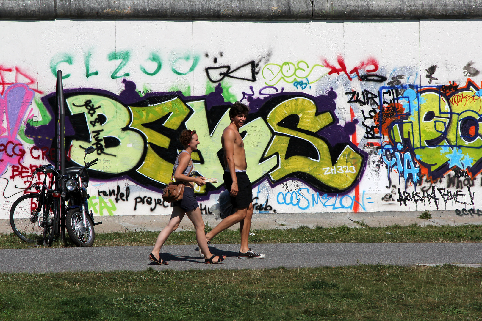 In der Hitze des 19.08.2012 ein Spaziergang bei 38ª C entlang der Berliner Mauer ...