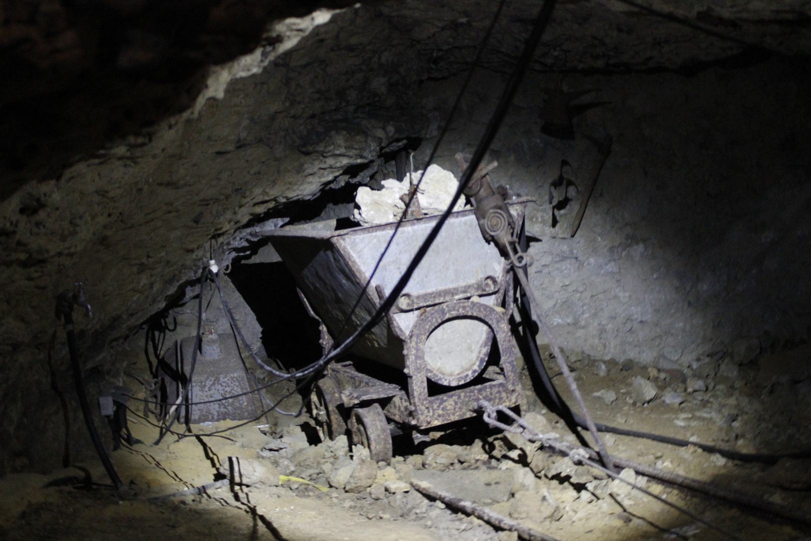 In der Höhle / en la cueva / in the Cave