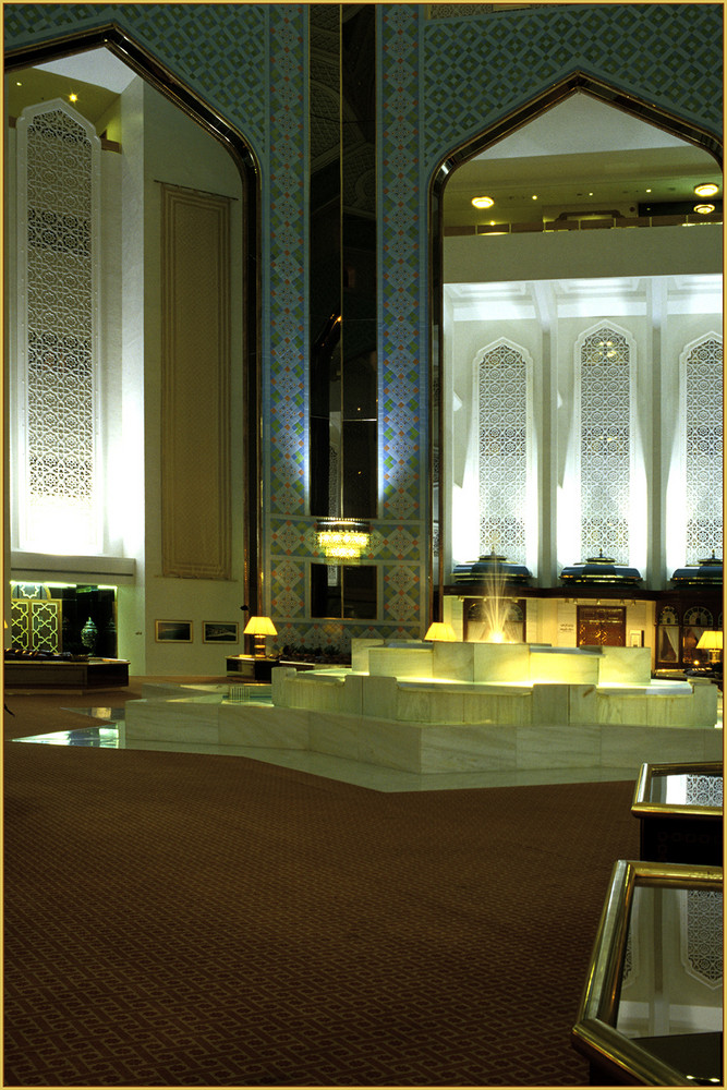 In der Hotelhalle des Al Bustan Palace Hotel