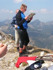 In der Karte steht aber, daß es geradeaus geht