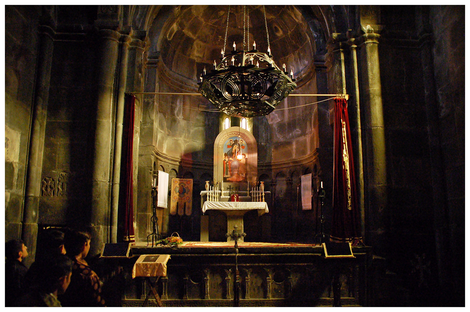 In der Kirche von Garni Geghard in Armenien