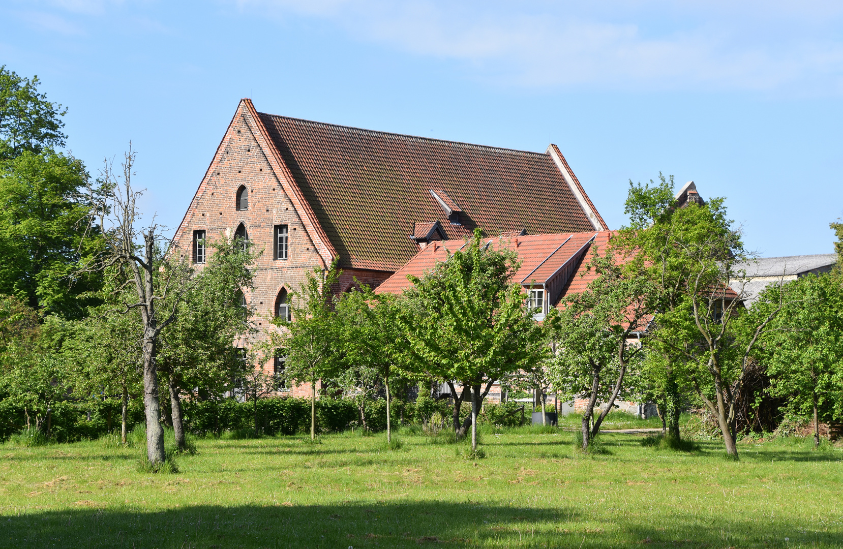 In der Klosteranlage des Doberaner Münsters mit dem Kornhaus