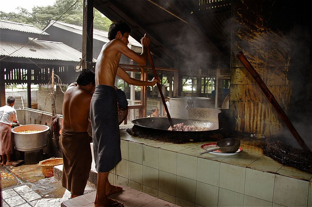 in der klosterküche, armarapura, burma 2011