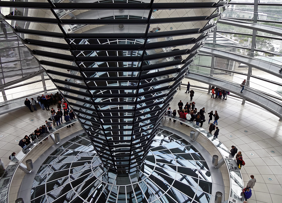 In der Kupel des Berliner Reichstagsgebäude 2014