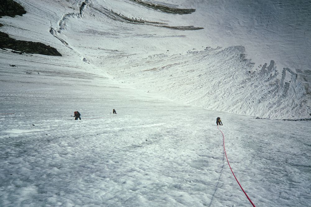 In der Lenzspitze NE-Wand (4294 m) (1) (Dia von 1974, gescannt)