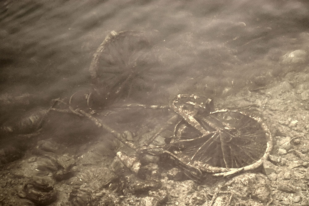 In der Limmat entsorgtes Fahrrad