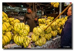 In der Markthalle - frische Bananen