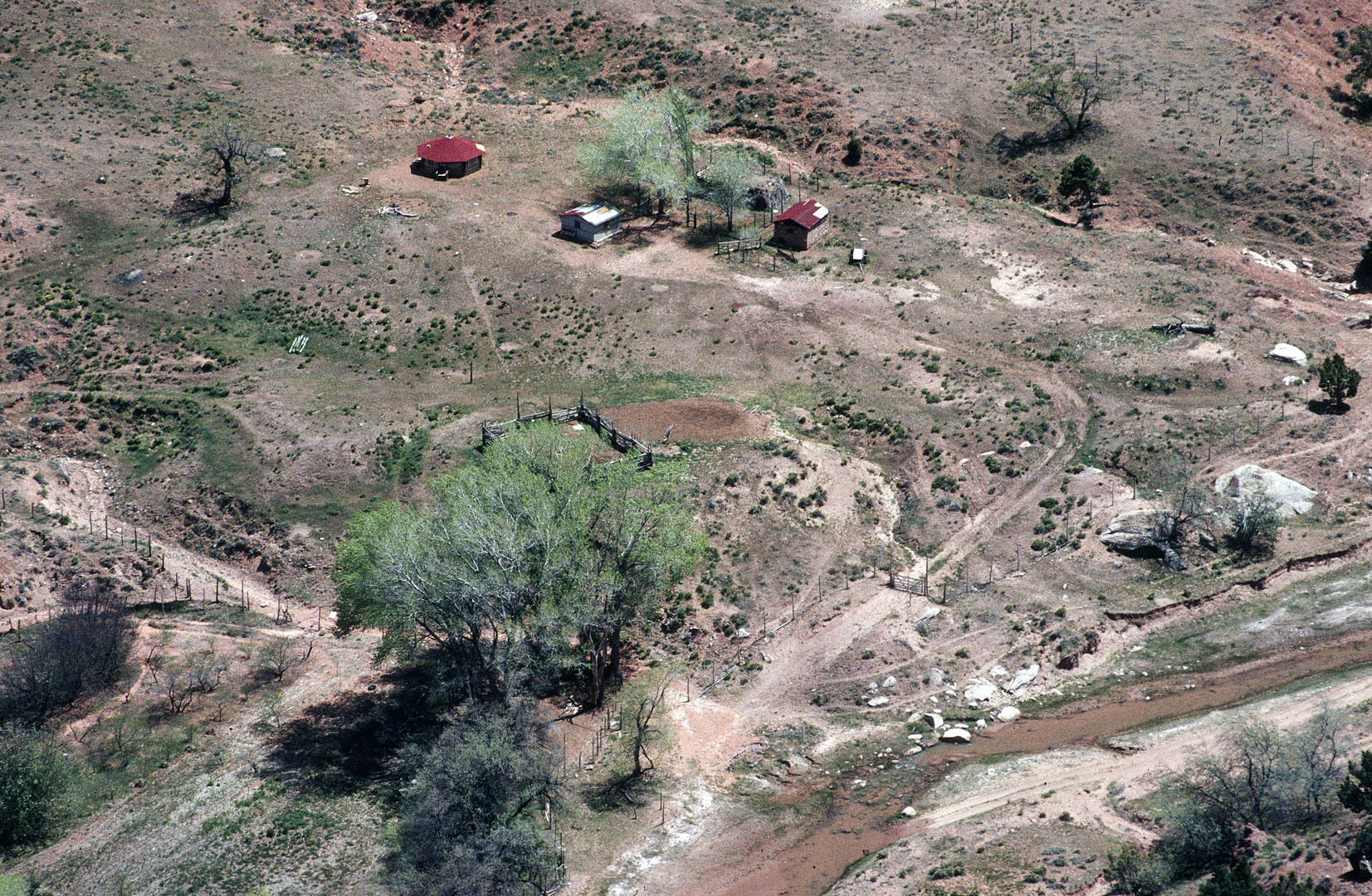 In der Mittagshitze über 40ºC liegt eine kleine Farm der Navajo im Canyon de Chelly