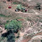 In der Mittagshitze über 40ºC liegt eine kleine Farm der Navajo im Canyon de Chelly