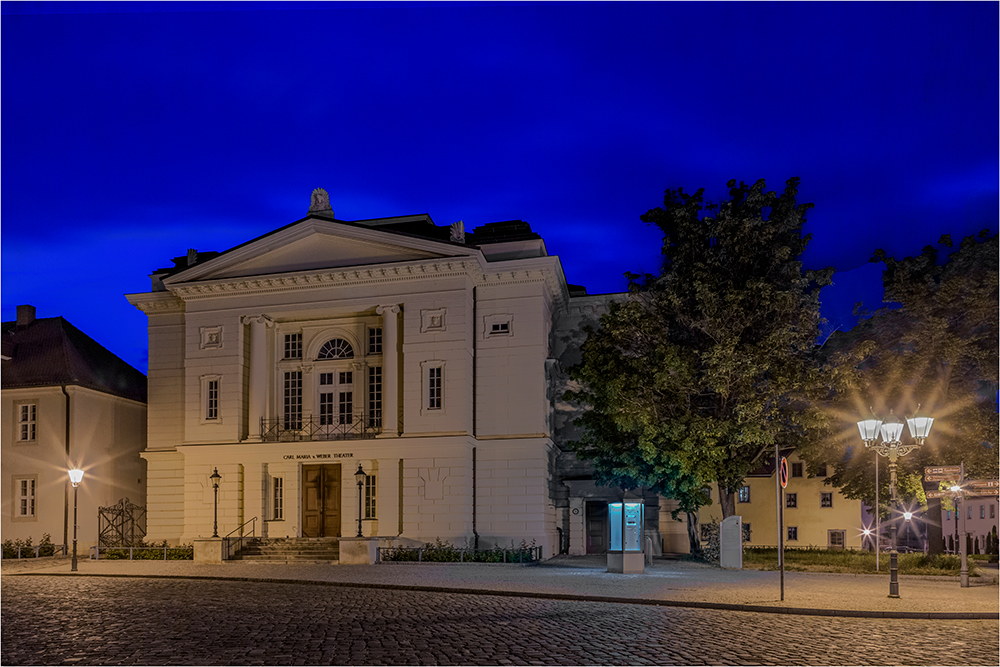 In der Nachbarschaft vom Rathaus Bernburg befindet sich das Theater