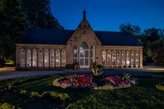 In der Orangerie brannte noch Licht