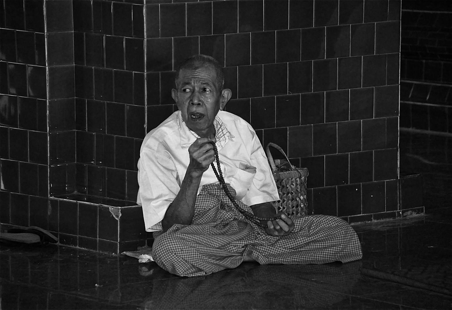 in der pagode, yangon, burma 2011