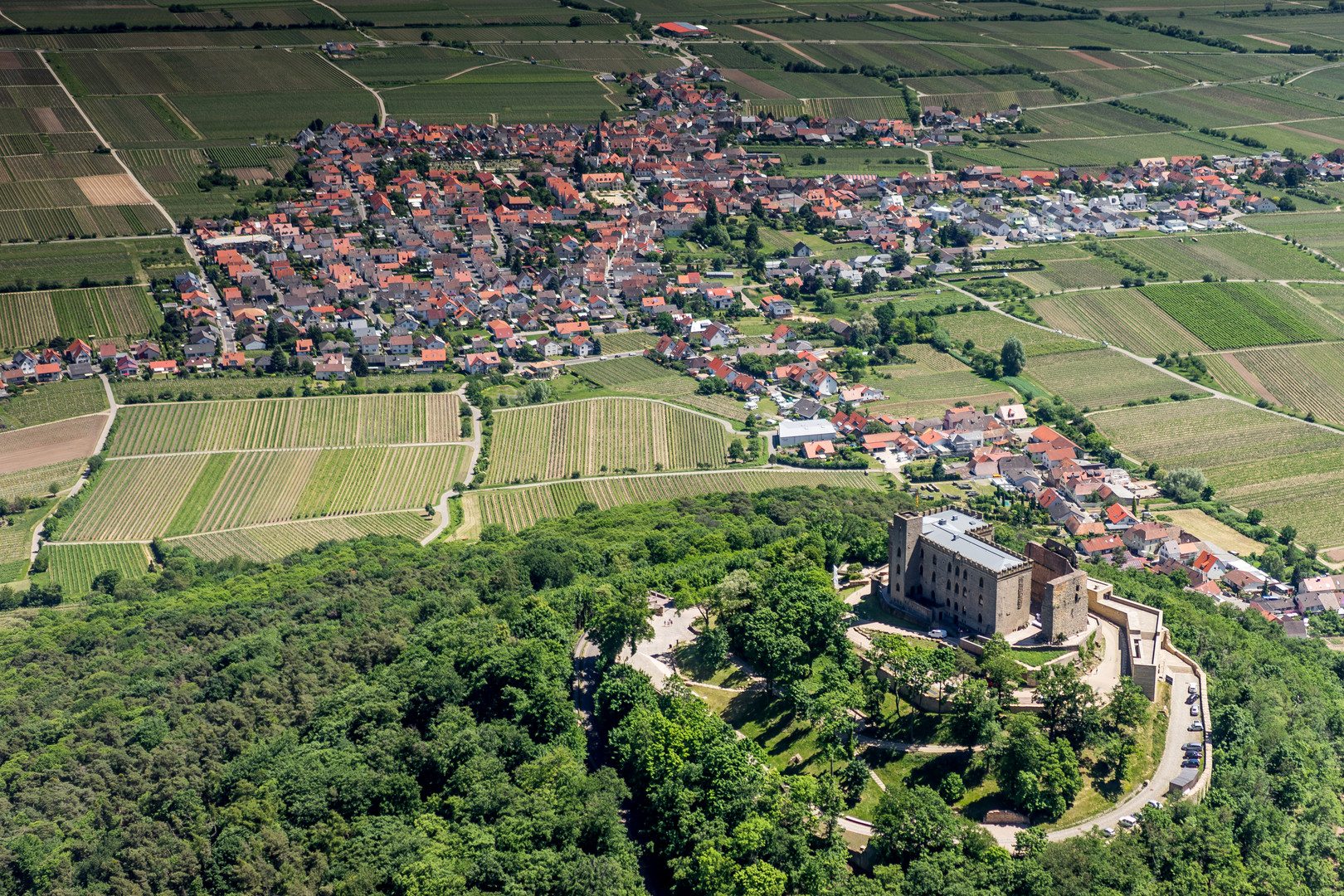 In der Pfalz das Hambacher Schloss 