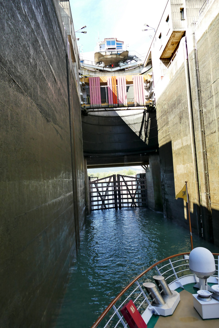 IN DER SCHLEUSE AN DER RHONE-FRANKREICH