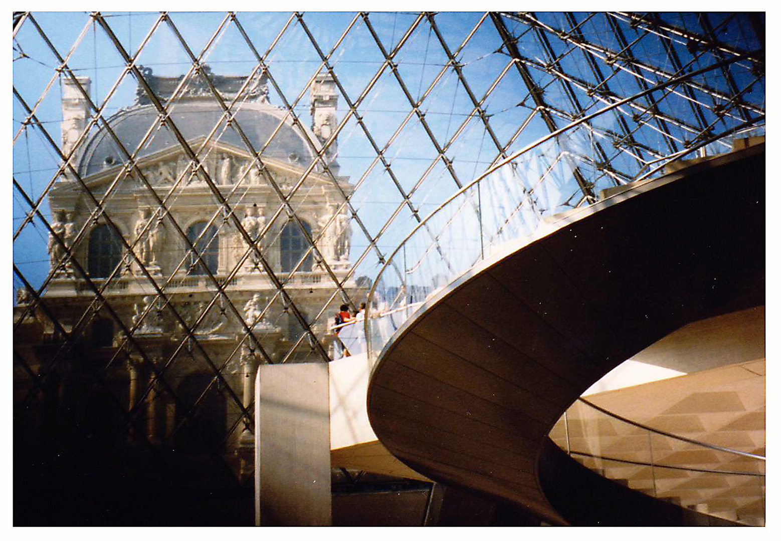 In der schönen Eingangspyramide des Louvre.