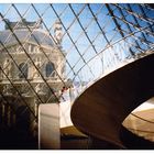 In der schönen Eingangspyramide des Louvre.