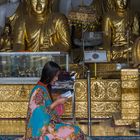 in der Shwedagon-Pagode in Yangon (© Buelipix)