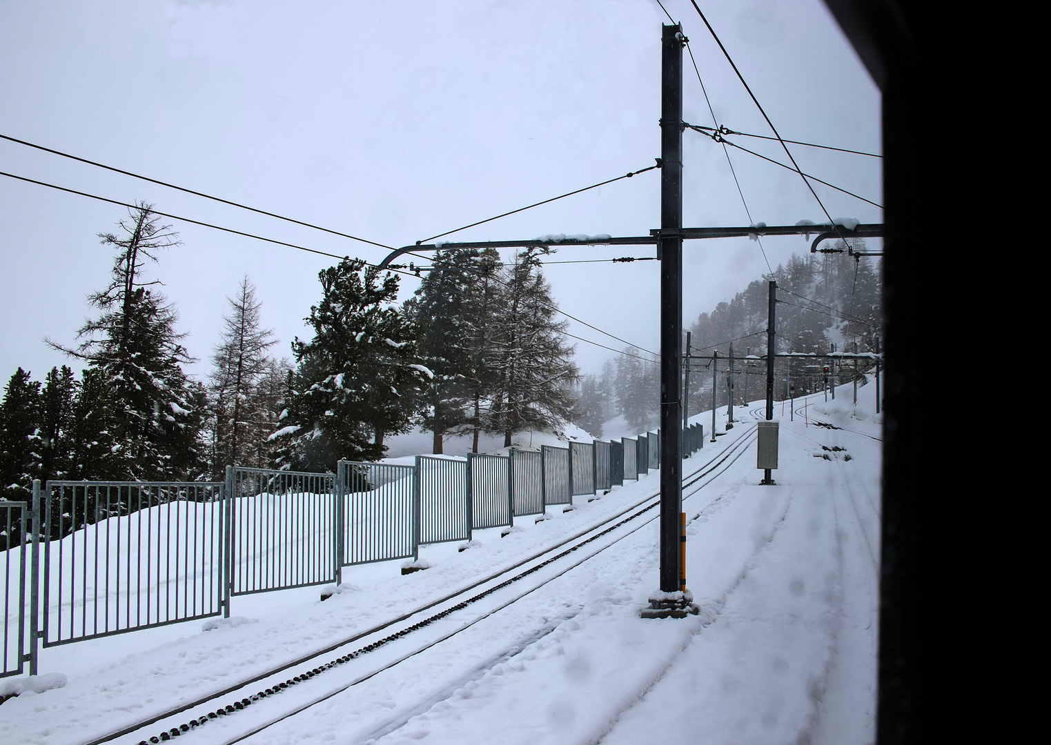 In der Station Riffelalp wird mit dem talfahrenden Zug gekreutzt