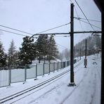 In der Station Riffelalp wird mit dem talfahrenden Zug gekreutzt