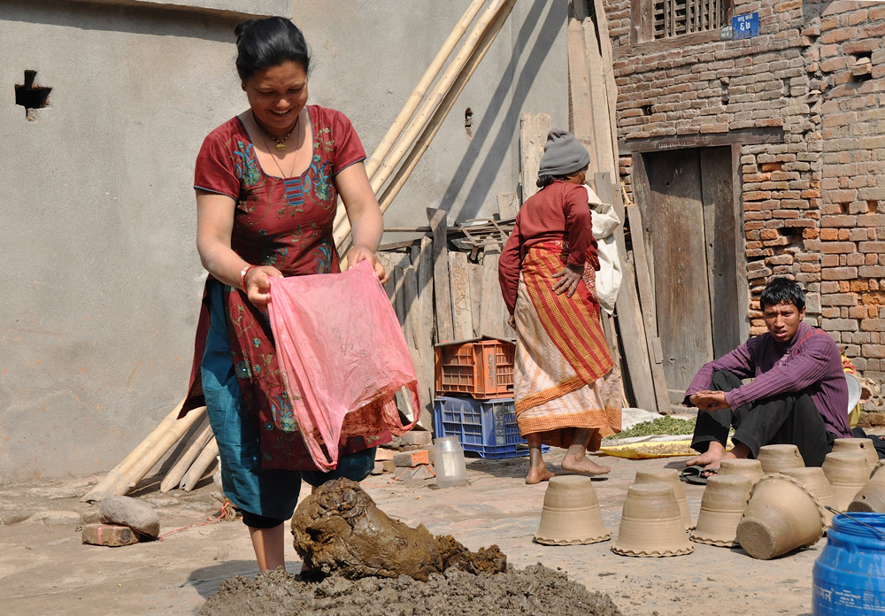 In der Töpferei ( Thimi )