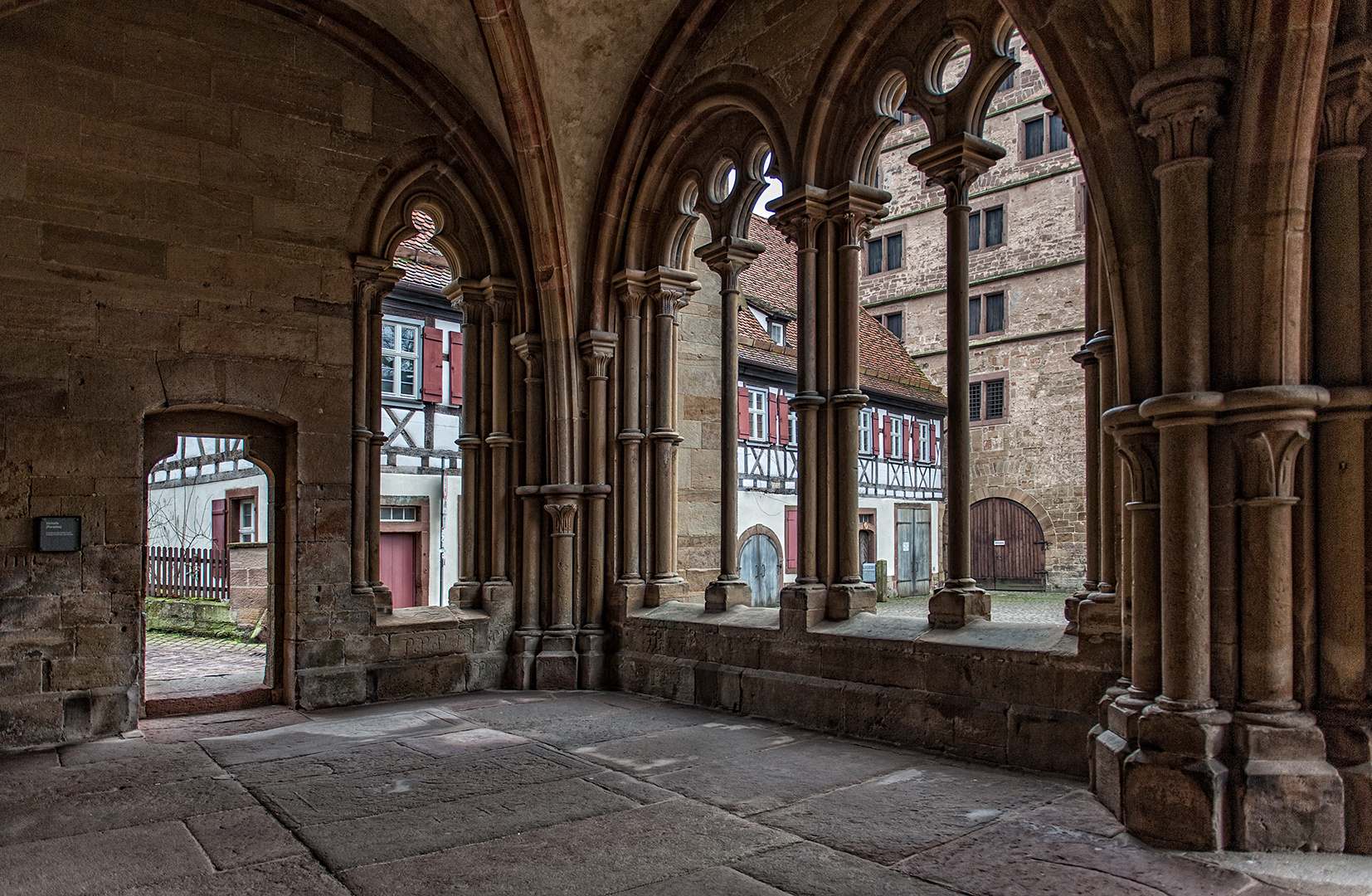 in der Vorhalle der Klosterkirche