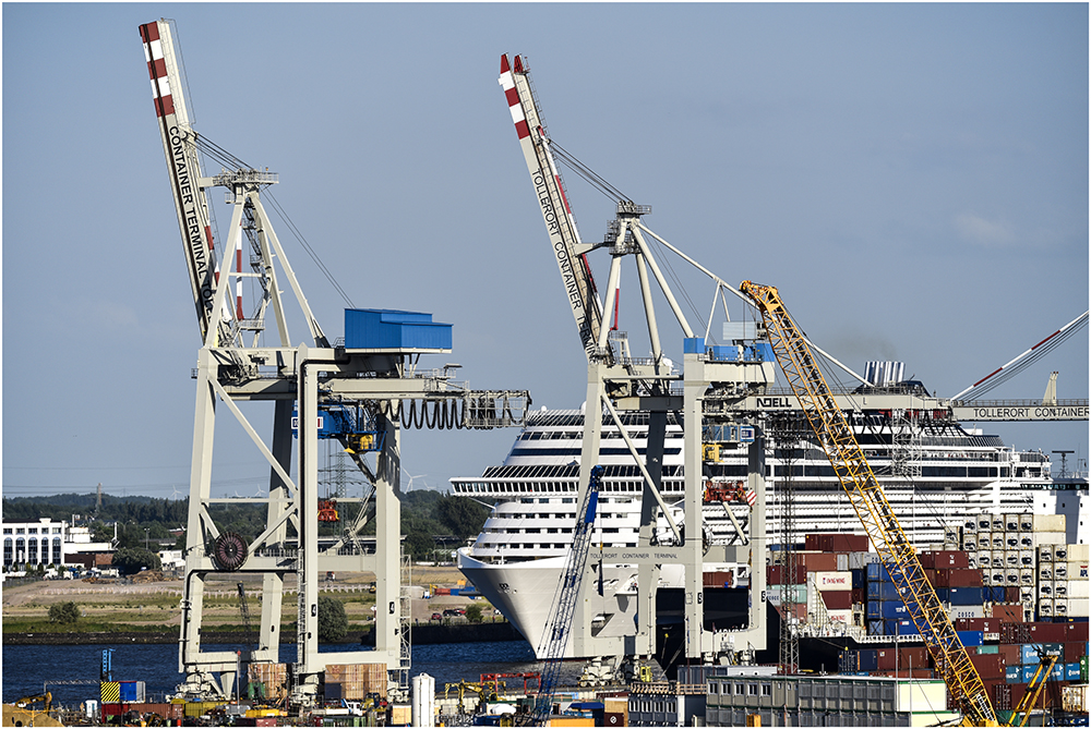 In diesem Bild ist ein Kreuzfahrtschiff versteckt ... finde es !