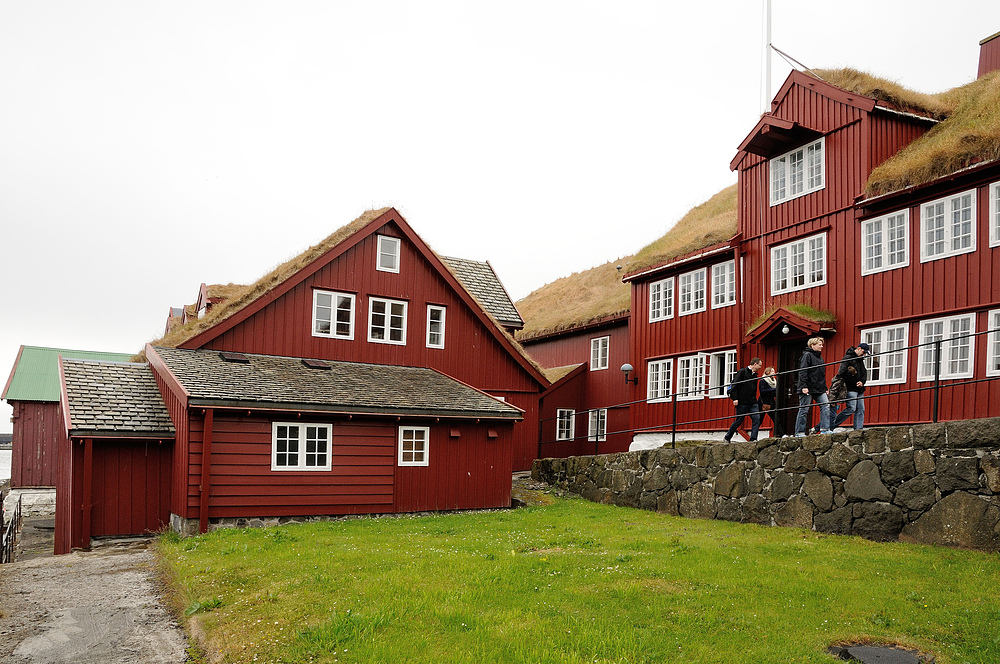 In diesen alten Gebäuden war früher das Parlament von Thorshavn.