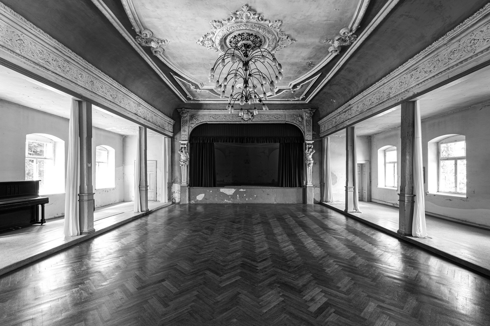 In einem alten Tanzsaal in einem kleinen Dorf in Sachsen