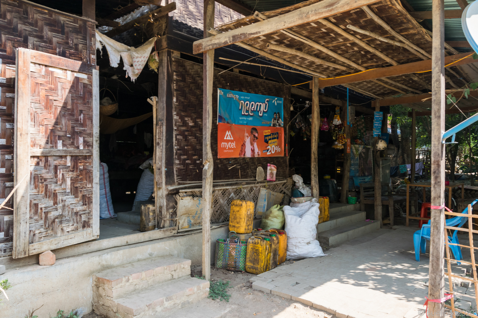 in einem Dorf am Irrawaddy (© Buelipix)