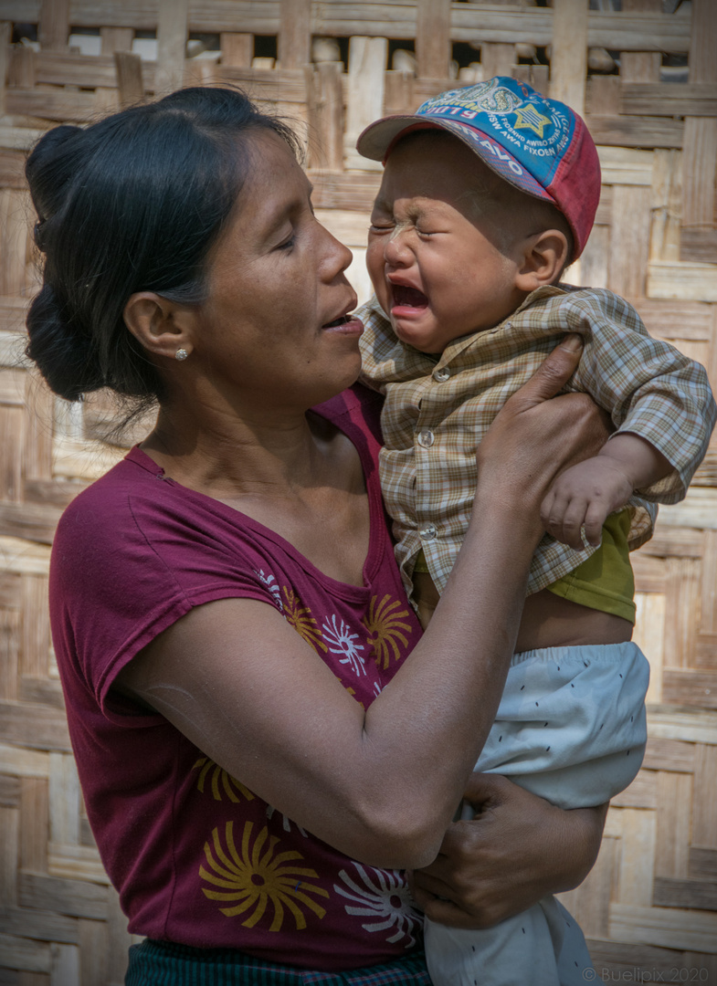 in einem Dorf am Irrawaddy (© Buelipix)