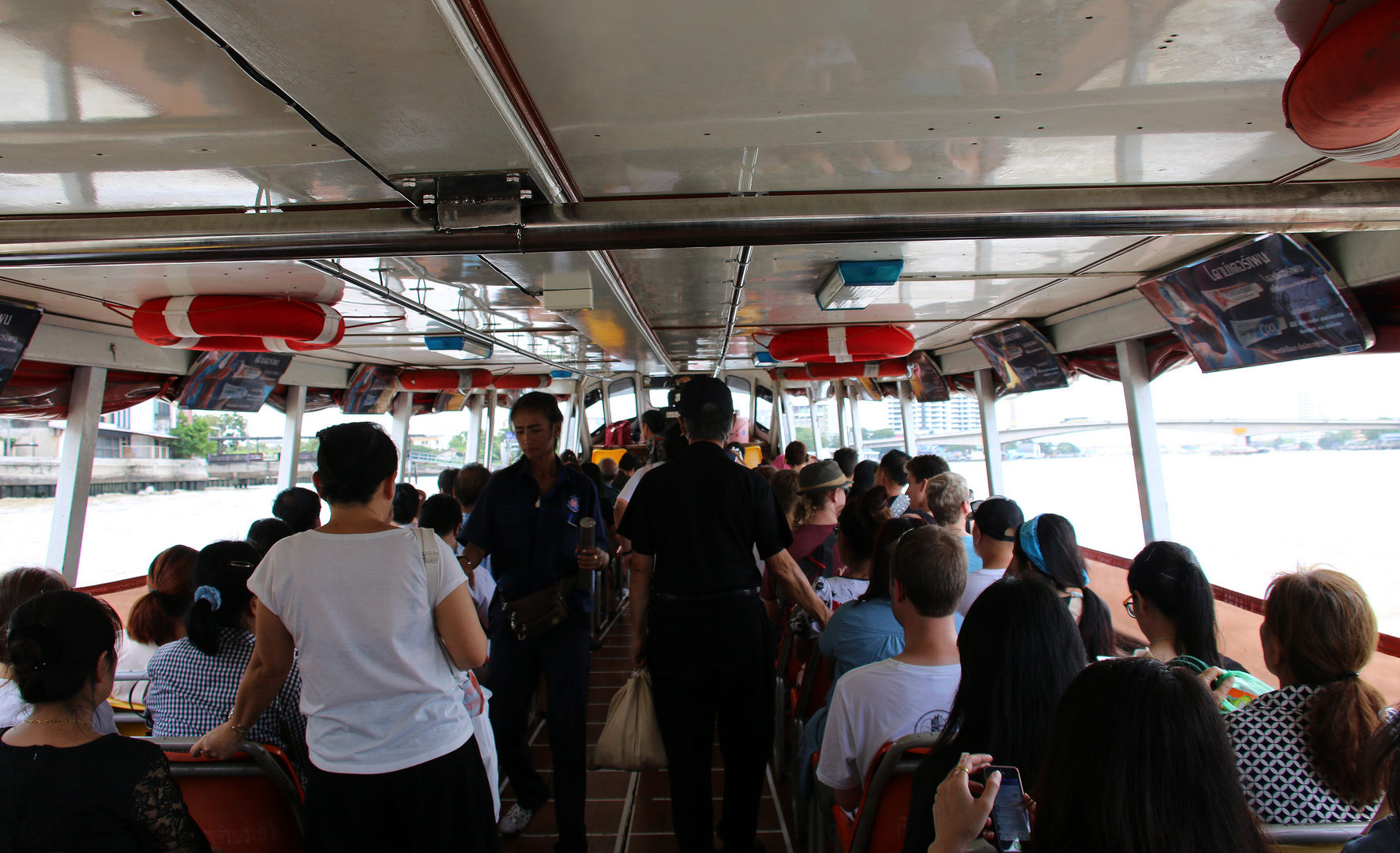 In einem Express Boot unterwegs auf dem Chao Phraya