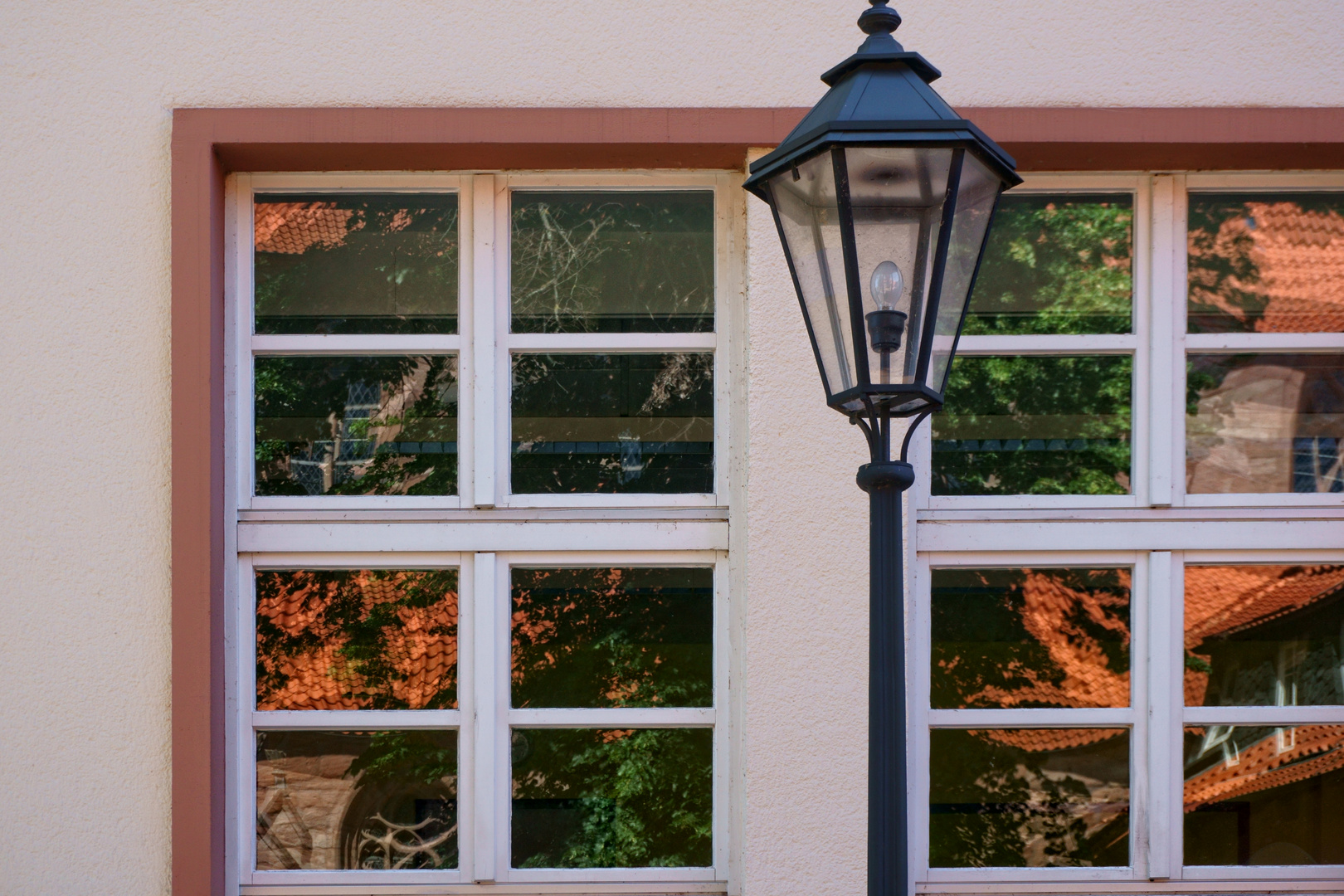 In einem Fenster des St. Elisabeth-Gymnasiums in Heiligenstadt ...